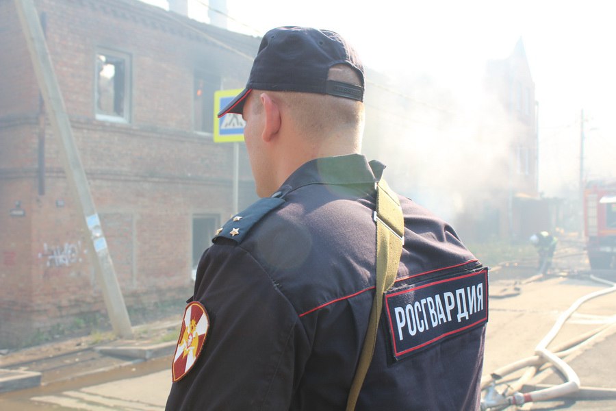 В Ростове сотрудники Росгвардии работают в режиме ЧС, возникшей из-за крупного пожара