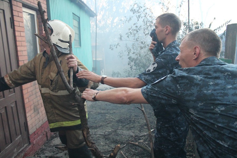 В Ростове сотрудники Росгвардии работают в режиме ЧС, возникшей из-за крупного пожара
